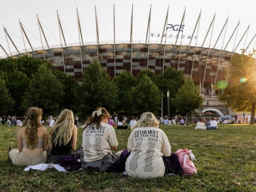 Fans en las afueras del estadio de un concierto de Taylor Swift