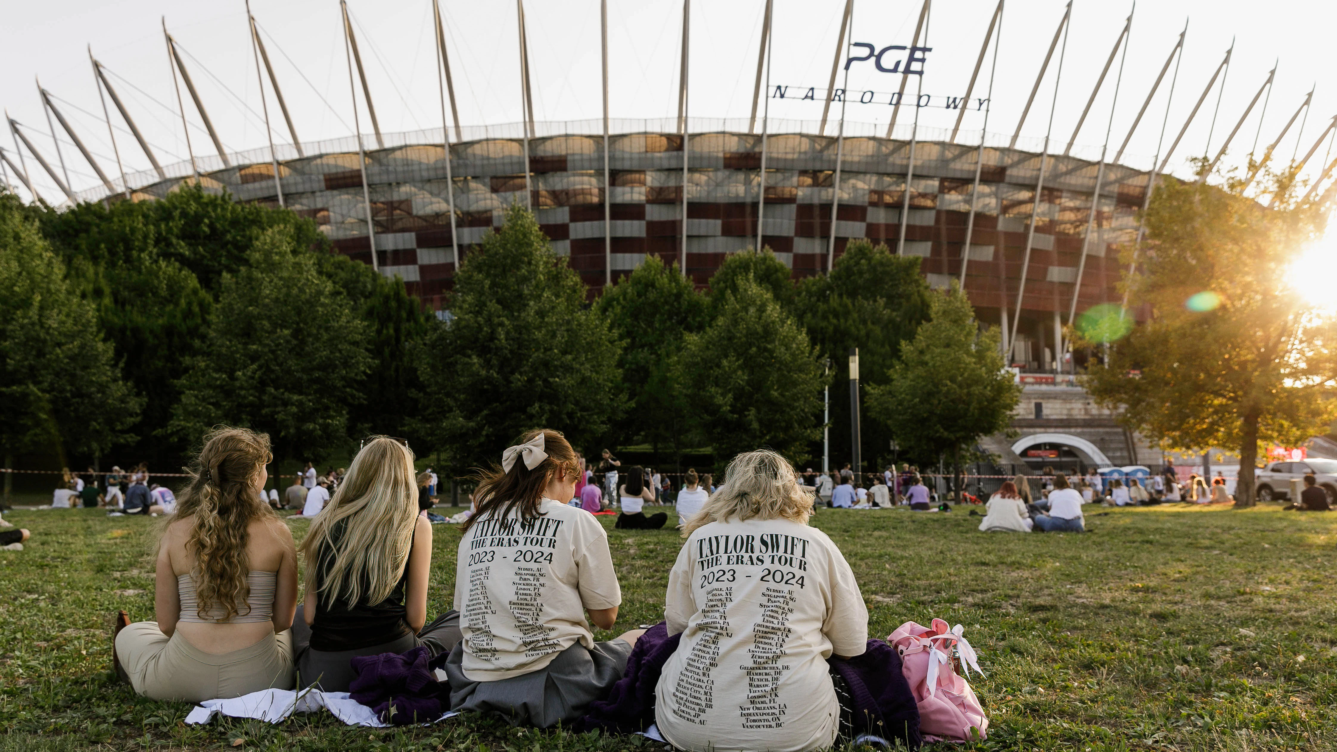 Fans en las afueras del estadio de un concierto de Taylor Swift Fans en las afueras del estadio de un concierto de Taylor Swift