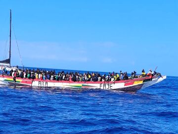 Llega a Tenerife un cayuco con 180 migrantes