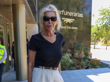 Bibiana Fernández se despide de su amigo Carlos Ferrando en el tanatorio