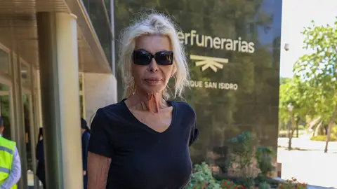 Bibiana Fernández se despide de su amigo Carlos Ferrando en el tanatorio Bibiana Fernández se despide de su amigo Carlos Ferrando en el tanatorio