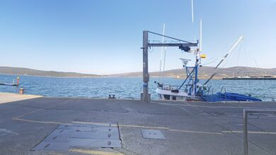 Un descuido que le va a costar caro: olvida poner el freno de mano y su coche cae al mar en Camariñas (A Coruña)