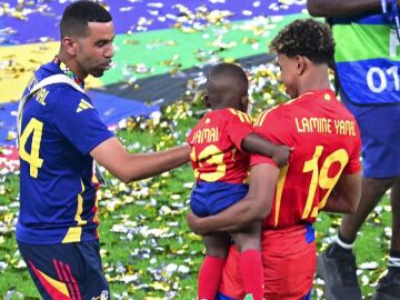 Lamine Yamal y su padre en la celebración de la Eurocopa