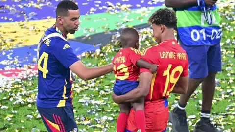 Lamine Yamal y su padre en la celebración de la Eurocopa Lamine Yamal y su padre en la celebración de la Eurocopa