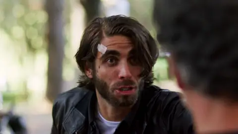 Guido sale en defensa de Agata y… ¡le pega un puñetazo a su exnovio! Guido sale en defensa de Agata y… ¡le pega un puñetazo a su exnovio!