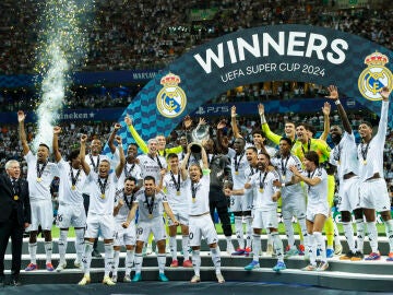 Los jugadores del Real Madrid levantan el trofeo de campeones tras la disputa de la Supercopa de Europa 