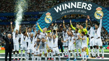 Los jugadores del Real Madrid levantan el trofeo de campeones tras la disputa de la Supercopa de Europa 