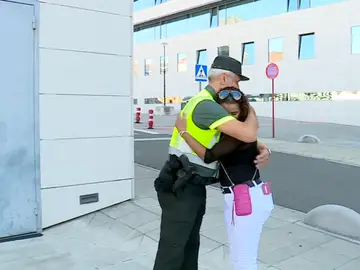 El abrazo del guarda civil y la madre El abrazo del guarda civil y la madre