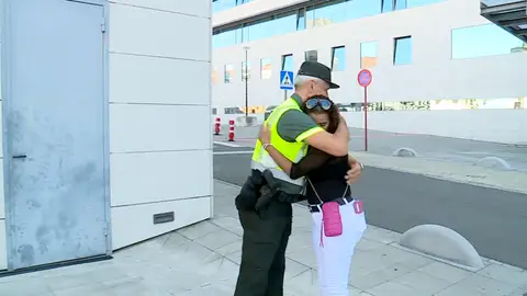 El abrazo del guarda civil y la madre El abrazo del guarda civil y la madre