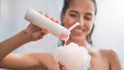 Una mujer duchándose Una mujer duchándose