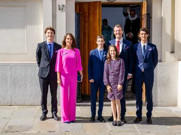 Nicolás de Dinamarca, conde de Monpezat, primero por la derecha, con su familia Nicolás de Dinamarca, conde de Monpezat, primero por la derecha, con su familia