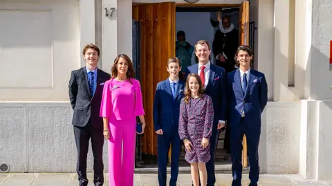Nicolás de Dinamarca, conde de Monpezat, primero por la derecha, con su familia Nicolás de Dinamarca, conde de Monpezat, primero por la derecha, con su familia