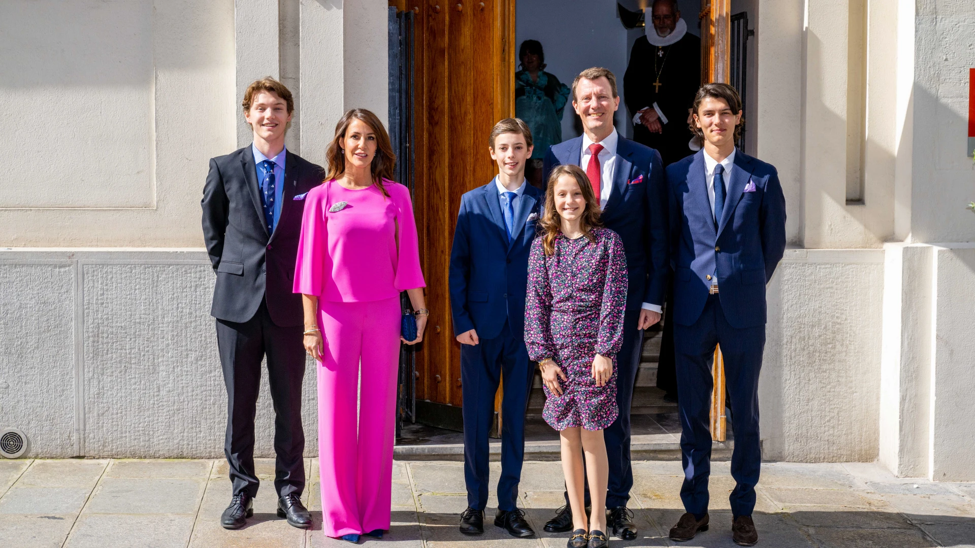 Nicol&aacute;s de Dinamarca, conde de Monpezat, primero por la derecha, con su familia