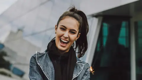 Mujer sonriendo Mujer sonriendo
