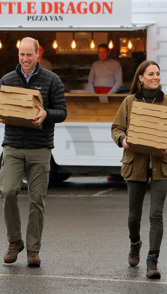 El príncipe Guillermo y Kate Middleton llevando pizzas de su amigo Peter Morris El príncipe Guillermo y Kate Middleton llevando pizzas de su amigo Peter Morris