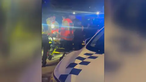 Los sanitarios atendiendo al padre de Lamine Yamal Los sanitarios atendiendo al padre de Lamine Yamal