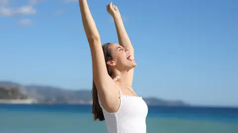 Una mujer con los brazos en alto Una mujer con los brazos en alto