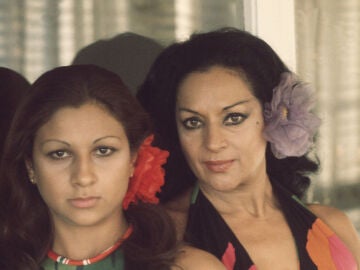 Lola Flores y su hija Lolita en 1975