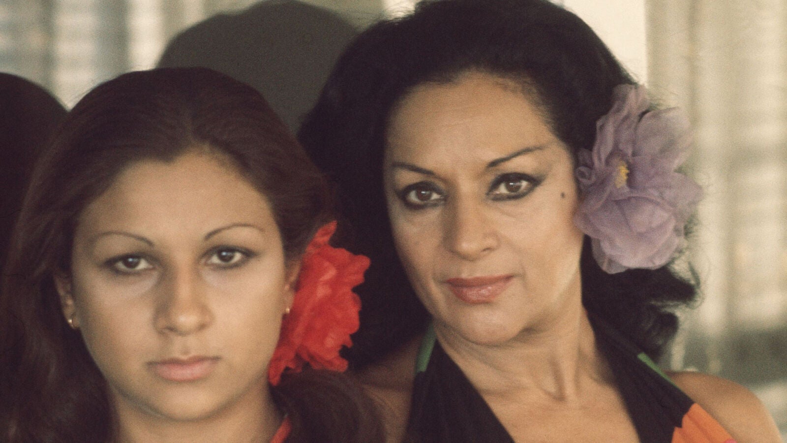 Lolita recrea con su nieta una foto igualita a la que tiene ella con su madre, Lola Flores, en la playa