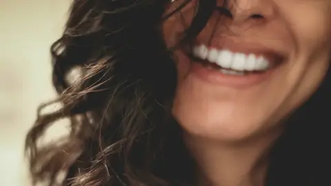 Mujer sonriendo Mujer sonriendo