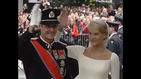 Boda Haakon de Noruega y Mette Marit Efemérides de hoy 25 de agosto de 2024: Boda Haakon de Noruega y Mette Marit