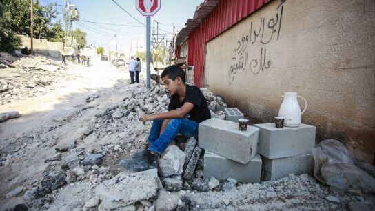 Un ni&ntilde;o en una calle destruida tras una redada del Ej&eacute;rcito de Israel en la ciudad de Yen&iacute;n, en Cisjordania