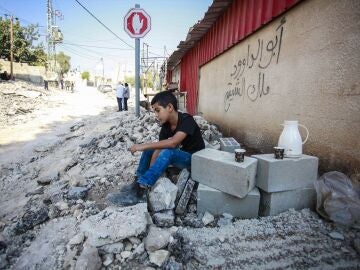 Un niño en una calle destruida tras una redada del Ejército de Israel en la ciudad de Yenín, en Cisjordania