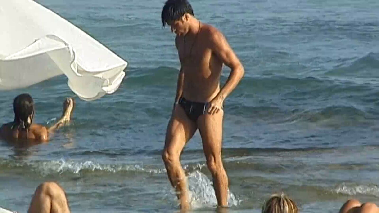 Vuelven los bañadores turbo en los hombres: la moda más atrevida para lucir cuerpo este verano