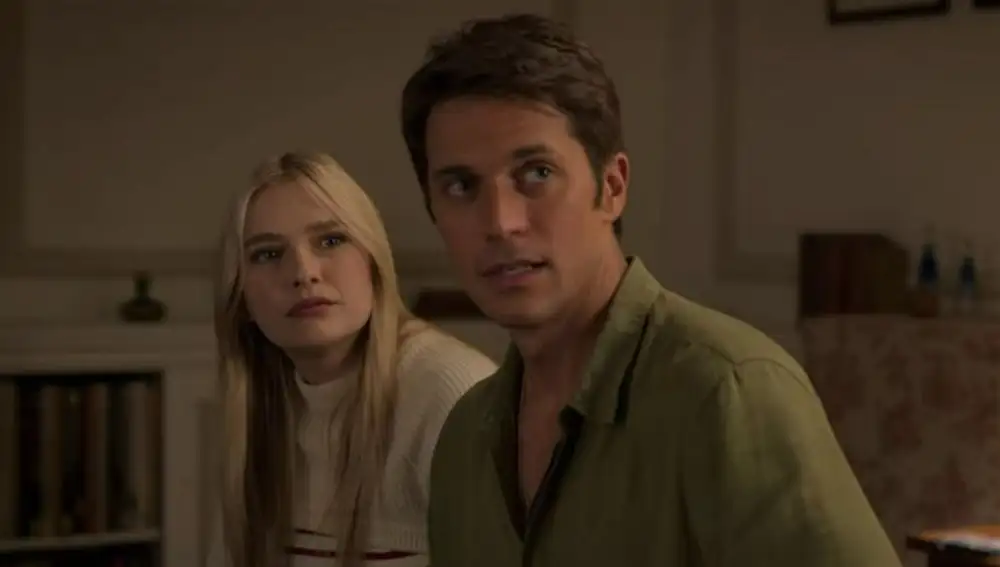 Gabriel (Lucas Bravo) y Camille (Camille Razat) en Emily en París Gabriel (Lucas Bravo) y Camille (Camille Razat) en Emily en París