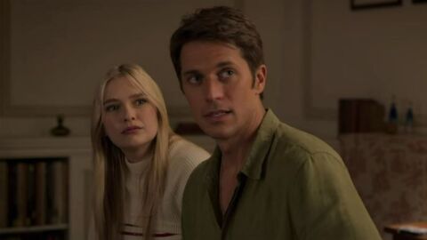 Gabriel (Lucas Bravo) y Camille (Camille Razat) en Emily en París