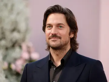 Lucas Bravo en la premiere de Emily en París 4 Lucas Bravo en la premiere de Emily en París 4