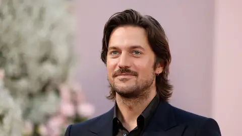 Lucas Bravo en la premiere de Emily en París 4 Lucas Bravo en la premiere de Emily en París 4