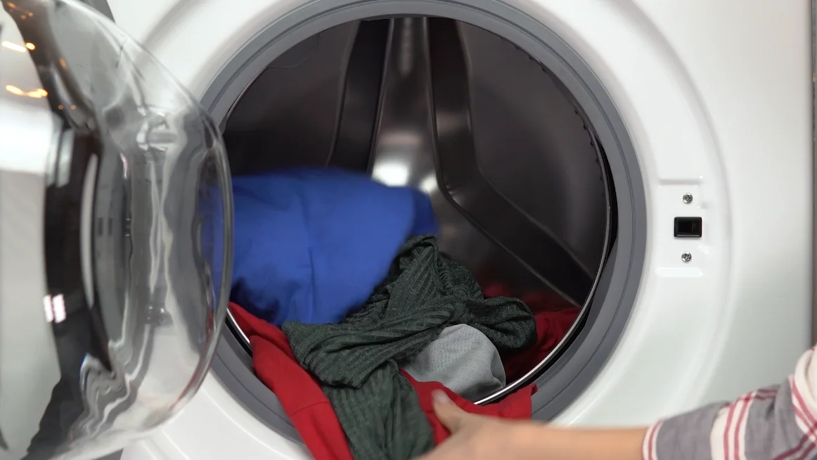 ¿Del derecho o al revés? Esta es la forma correcta de meter la ropa a la lavadora ¿Del derecho o al revés? Esta es la forma correcta de meter la ropa a la lavadora