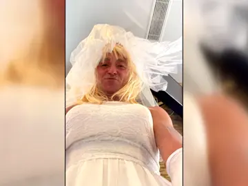 Se viste de novia en la boda de su primo: "La reacción de los invitados fue brutal" Se viste de novia en la boda de su primo: "La reacción de los invitados fue brutal"