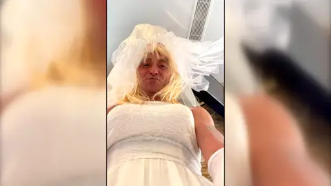 Se viste de novia en la boda de su primo: "La reacción de los invitados fue brutal" Se viste de novia en la boda de su primo: "La reacción de los invitados fue brutal"