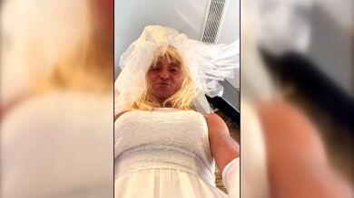 Se viste de novia en la boda de su primo: 