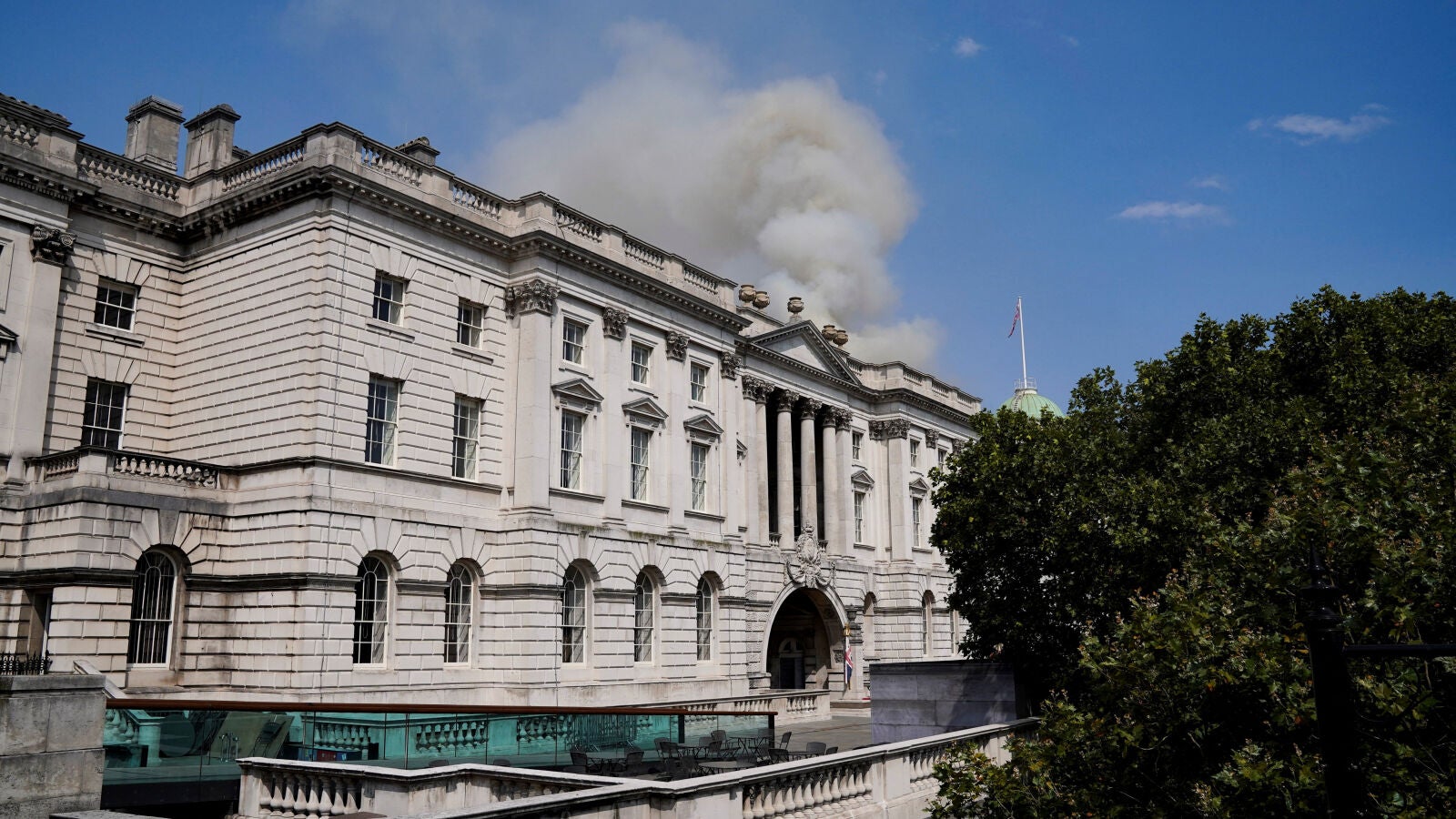 Incendio en Londres: más de 100 bomberos luchan contra el fuego en uno de los edificios más emblemáticos