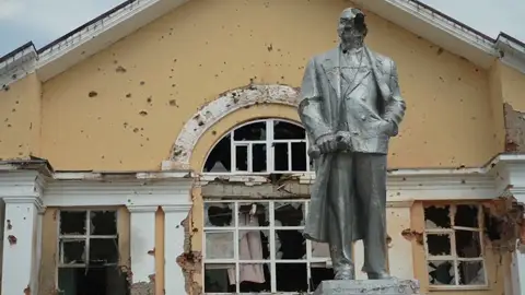 Estatua de Lenin dañada Estatua de Lenin dañada