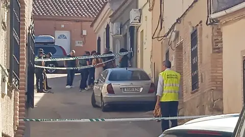 La alcaldesa de Otero avisó a la Guardia Civil Efectivos de la Guardia Civil en Otero donde un varón ha matado a su hijastra y ha herido a la madre de ésta.