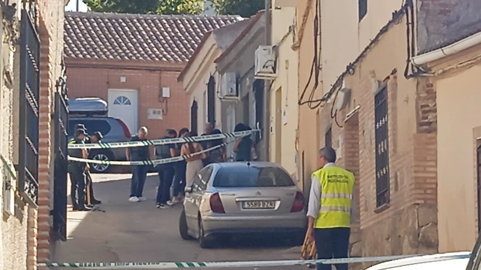 La alcaldesa de Otero avisó a la Guardia Civil Efectivos de la Guardia Civil en Otero donde un varón ha matado a su hijastra y ha herido a la madre de ésta.