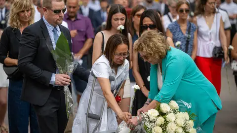 Varias personas participan en una ofrenda floral durante el acto en homenaje a las víctimas del atentado Varias personas participan en una ofrenda floral durante el acto en homenaje a las víctimas del atentado