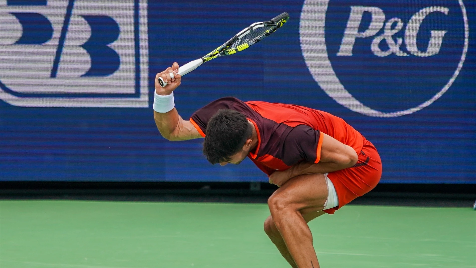 Alcaraz destroza la raqueta contra el suelo en el Masters 1.000 Alcaraz destroza la raqueta contra el suelo en el Masters 1.000