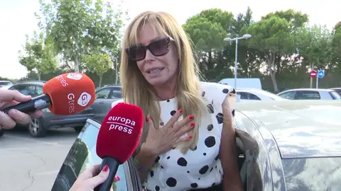 Lara Dibildos al salir del tanatorio Lara Dibildos al salir del tanatorio