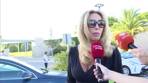 Norma Duval al salir del tanatorio Norma Duval al salir del tanatorio