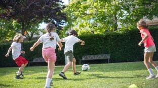 Imagen de archivo de unos ni&ntilde;os jugando al f&uacute;tbol.