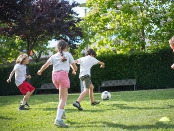 Imagen de archivo de unos niños jugando al fútbol.