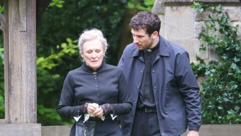 Josh O'Connor y Glenn Close en el rodaje de Puñales por la espalda 3
