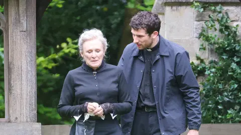 Josh O'Connor y Glenn Close en el rodaje de Puñales por la espalda 3 Josh O'Connor y Glenn Close en el rodaje de Puñales por la espalda 3