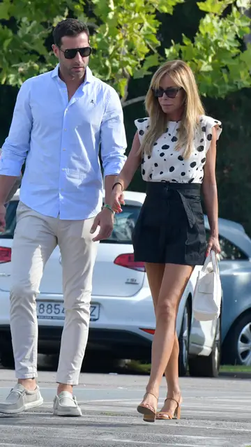 Lara Dibildos con su novio Carlos Maturana acudiendo al tanatorio Lara Dibildos con su novio Carlos Maturana acudiendo al tanatorio
