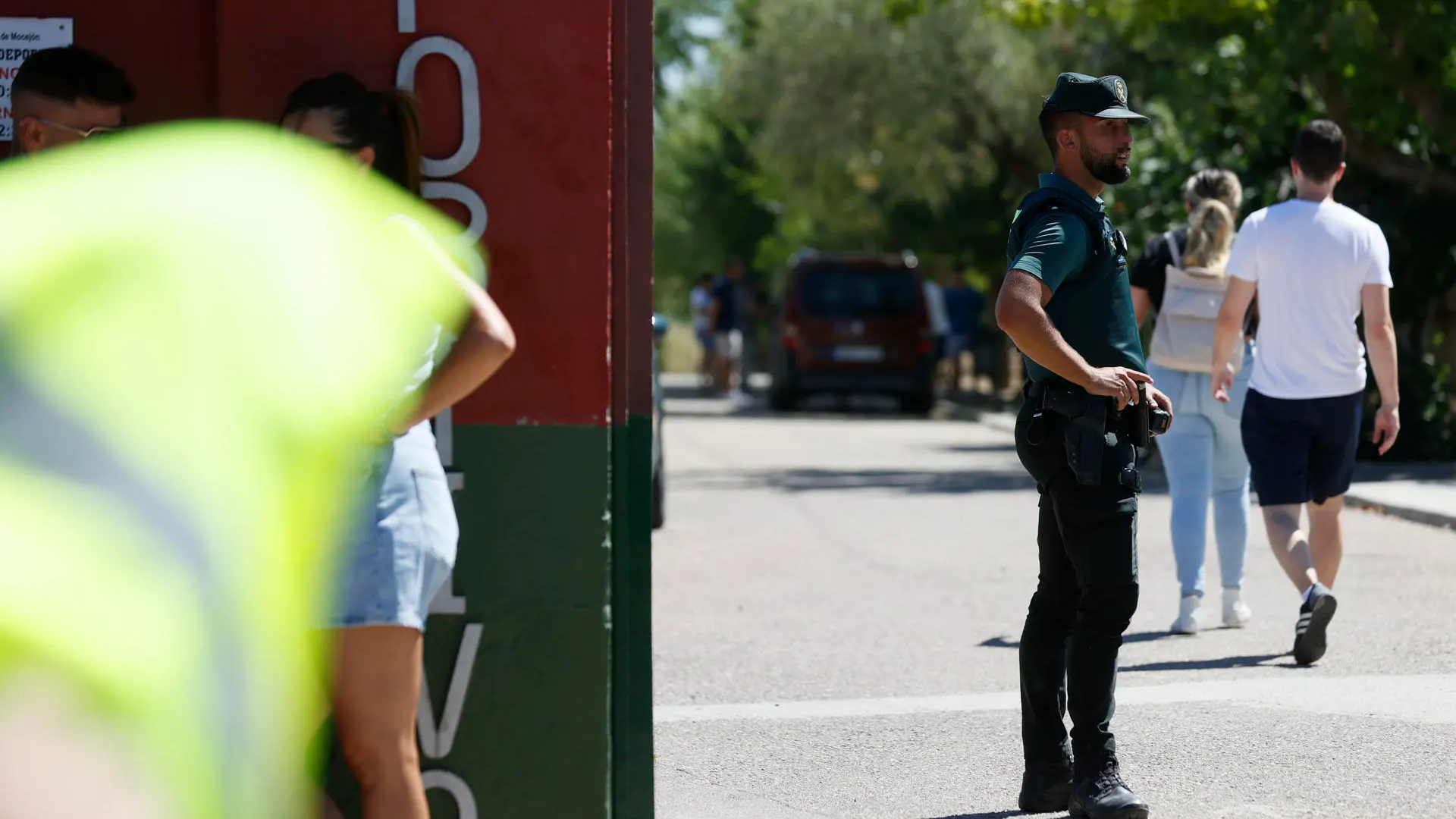 Un agente de la Guardia Civil vigila la entrada al campo de f&uacute;tbol de Mocej&oacute;n (Toledo)